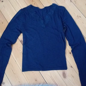 Tröja med spets - Säljer denna tröja som har v-ringat med spets. Köpt i Oktober, använd väldigt fåtal gånger och liknar intimissimi tröjan lite. Toppenskick! Har jättesoft material. Säljer för jag tycker inte jag passade i den, köpt för 200-300 lite osäker, Säljer för 150 och den är typ slutsåld i dem flesta ginabutiker. Storleken är som en Xs/S fast är storlek 170 i barnstorlek.