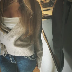 Wrap cardigan - Superfin tröja från & other stories , bra skick ☀️🍉