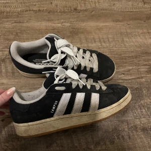 Svarta Adidas Campus 00  - Svarta adidas campus 00, har använts lite men är smutsiga så skulle behövas en tvätt, men inte alls slitna 