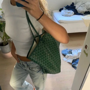 Grön väska  - Jättefin totebag som liknar en annan väska💕Ej använd och fått av kompis men fick för många så säljer en av dom💕Ej använd och köpt i Spanien 💕Inte privat bild på första bilden