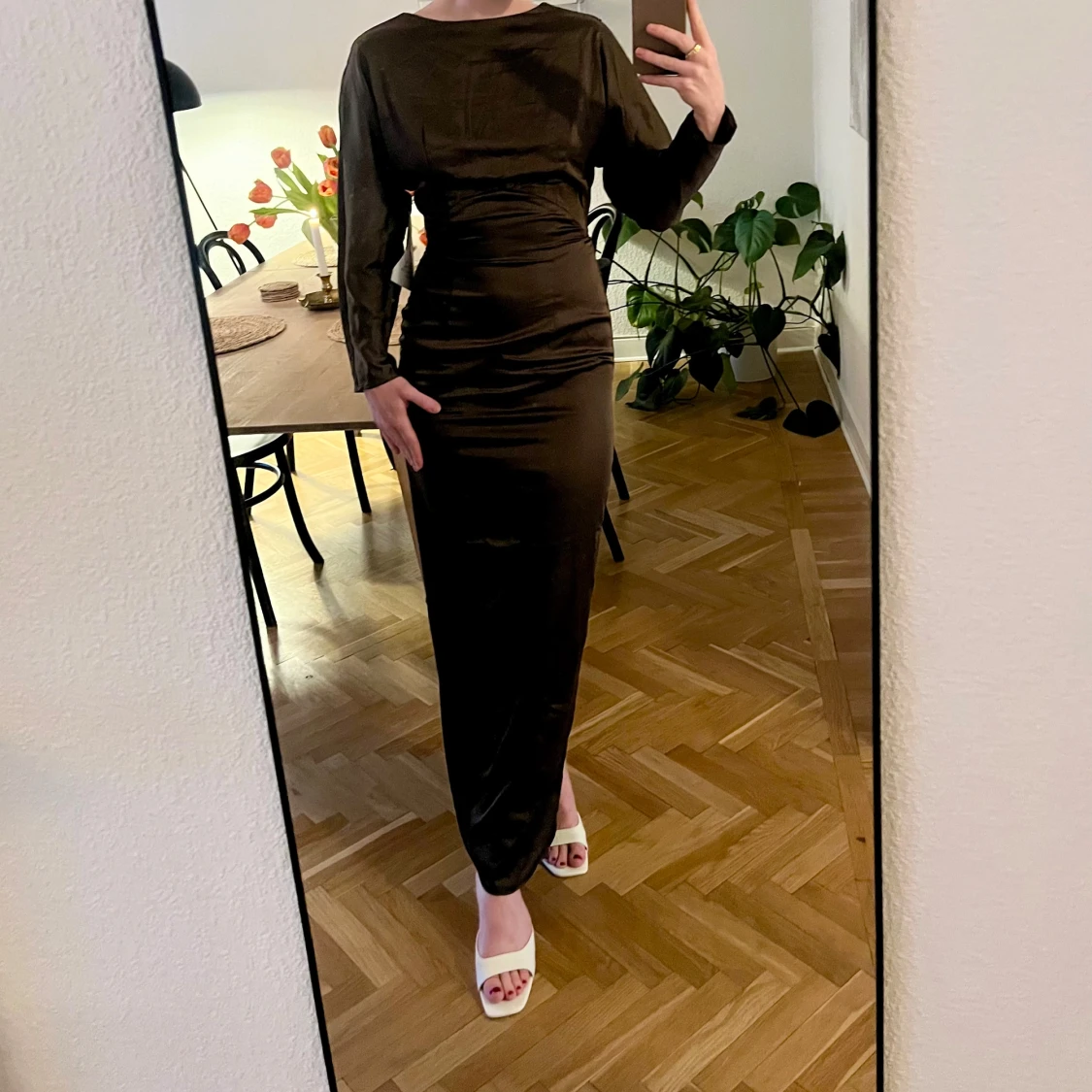 Olivgrön långklänning med draperad rygg - 3