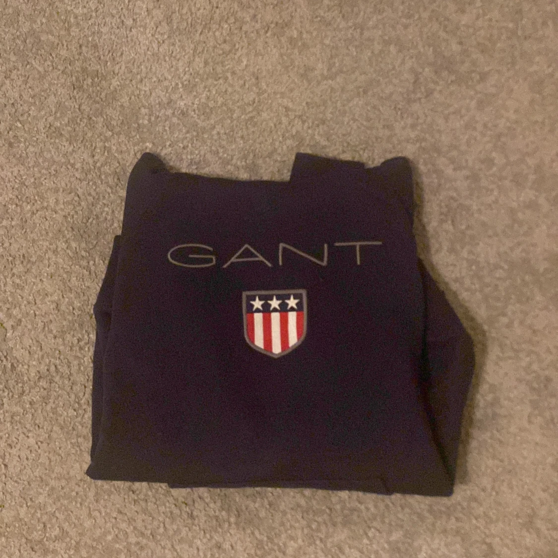 Mörkblå hoodie från GANT