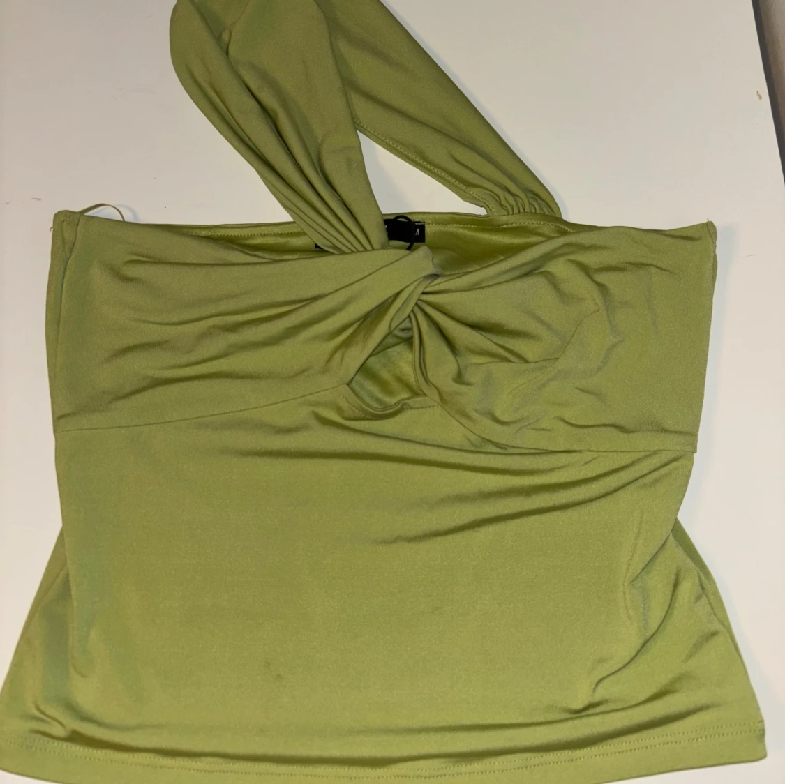 En olivgrön topp från BikBok