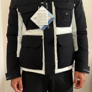 Sail racing  - Köptes i present men då jag inte tyckte det riktigt var min stil så väljer jag nu att sälja den till någon som kommer att ha bättre användning av den än mig. Den är i storleken L. Nypris 8000kr OBS lapparna är borta och jackan är använd i cirka 2 må 