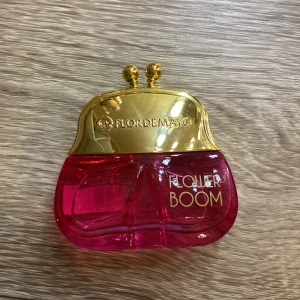 Flower Boom parfym från Flor de Mayo - Säljer en superfin Flower Boom parfym från Flor de Mayo. Flaskan är formad som en liten väska med en glansig guldfärgad topp och en genomskinlig rosa botten. Perfekt för att ge en färgklick på sminkbordet! 💖 20ml!