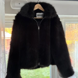 Pälsjacka - Varm, supermysig och perfekt till hösten. Köptes för 2 veckor sen.  Har alldeles för många jackor så måste tyvärr göra mig av med den :( nypris 1100 om jag minns rätt. 