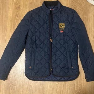 Marinblå quiltad jacka från Morris  - Nu säljer jag en oanvänd och snygg marinblå quiltad Morris jacka. Den är snygg och praktisk på våren och hösten. Den är i storlek S. Nypris 2199kr.  