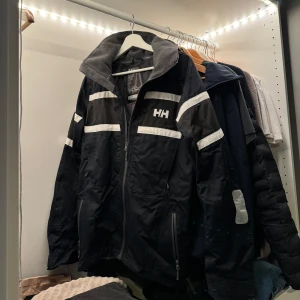 Helly Hansen jacka - Säljer en mörkblå Helly Hansen vinter/båt jacka i bra skick.  Perfekt för höst och vinter. Jackan är i storlek S och har en normal passform. Pris kan diskuteras, hör av dig vid minsta fråga❄️