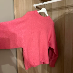 Rosa stickad tröja - Säljer denna superfina rosa stickade från Nelly. Storlek XS. Tröjan är använd X antal gånger. Inga defekter. Köpt för 499kr 