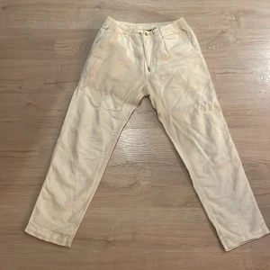 Ralph lauren linnebyxor  - Säljer dem har helt oanvända byxorna på grund av att jag har växt ur dem. Byxorna är i nyskick. Köpte dem för 1800 kr förra året på en märkesbutik och har inte använt dem sen dess
