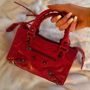 Handväska  - Säljer min fina handväska🤍 Superfin nu till hösten och vintern🍂❄️Ett band på framsidan saknas, annars inga tecken på användning. 