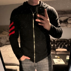 Zadig & Voltaire cashmere hoodie - Säljer nu denna sjukt goa cashmere hoodie ifrån Zadig & Voltaire i storlek large, bra skick och ruskigt fet, hör av dig vid minsta lilla!