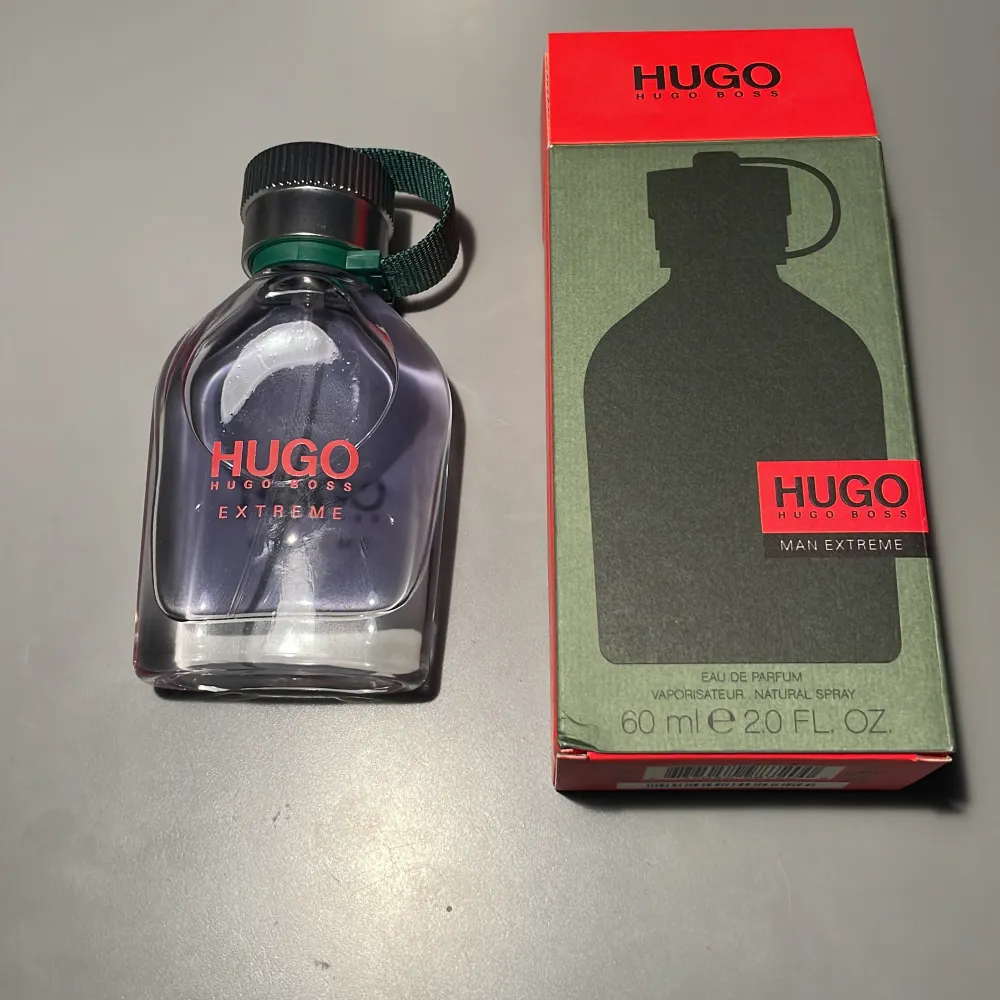 Säljer en flaska Hugo Boss Extreme Eau de Parfum, 60 ml. Flaskan är stilren med en grön kork och ett praktiskt band. Doften är intensiv och perfekt för den som vill sticka ut. Kommer i originalförpackning. Endast testsprayad. Parfym.