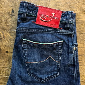 Jacob Cohen jeans limited edition  - Säljer dessa jeans från Jacob Cohën i storlek 31. Jeansen är Limited Edition bara 551 tillverkade. Modellen på jeansen är 622. Dem är i jättebra skick och är som nya. Skriv om du har några frågor.