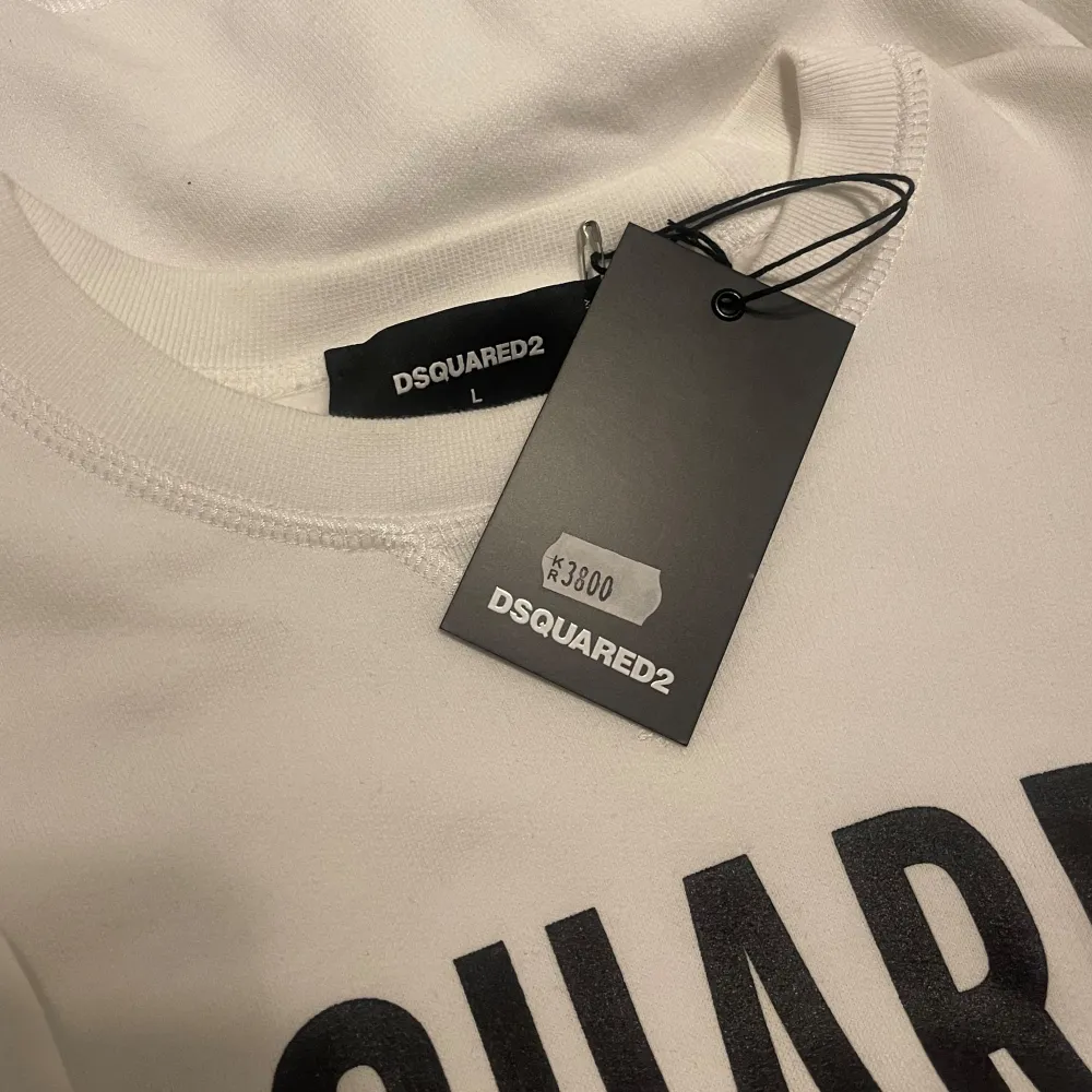 DSQUARED2 vit sweatshirt - Aldrig använd med prislappen kvar. Hoodies.