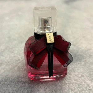 YSL Mon Paris Intensement - Säljer denna fina doft! har sprejat Max 2 gånger, så knappt använd. luktar super gott💜