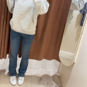 Blå jeansbyxor - Säljer ett par lågmidjade blå jeansbyxor i mycket bra skick. De har en bootcut passform och är perfekta för vardagsbruk. Passar till både sneakers och klackar, beroende på stil. Perfekta för höst och vår!