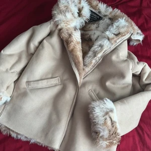 Pälsjacka - En superfin beige pälsjacka. Aldrig använd men köpt secondhand. Superbra skick utan några deffekter.