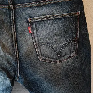 Riktigt coola jeans, passar till en 38  33/36 med långa ben Längd 115 cm Innerben 90,5 Waist 45,5 cm