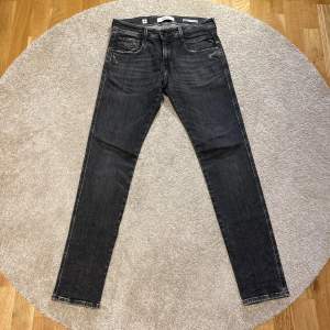 Mörkgråa/svarta jeans från Dondup storlek W30/L32 passar bra på 180-187. 