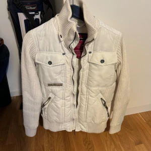 Jack & Jones cardigan - Cardigan jacka som är perfekt till hösten/vintern! Köpt från Plick men säljer på grund av att den är för kort! Bra skick och hör gärna av er om ni har fler frågor!