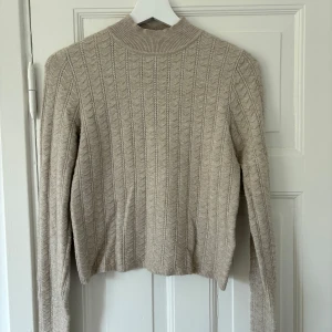Stickad tröja - Finstickad tröja från Lindex. Endast använd 1 gång och därmed i väldigt fint skick.