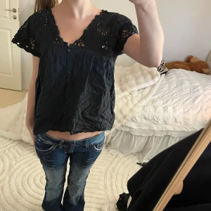 Svart blus med spetsdetaljer - Säljer en söt svart blus från pepe jeans❤️