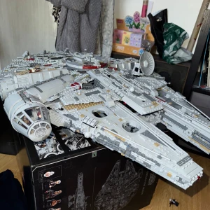 Lego Millenium Falcon - 7500 bitar Allt medföljer Kartong, kvitto, gubbar, hela skitet! Skeppet är 85cm lång, 56cm bred, 21cm hög  Har du denhär skeppet är du garanterat ”Grisch”   Kom med prisförslag vid snabbaffär Skickas inte! 