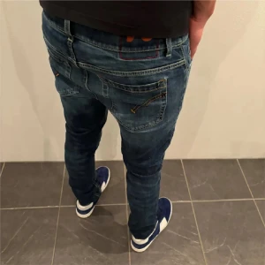 Dondup Jeans George - Ett par dondup jeans george i riktigt skön färg. Nypris 4000 och säljer nu dessa för 899. Är 183 på billden, även mycket bra skick! Köpt från fashion store här på plick för 1199 och har endast testat dom då de var lite för små för mig. Skriv vid frågor🙏