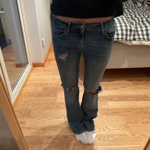 Lågmidjade jeans - Super snygga lågmidjade jeans från Zara, egenklippta hål. Bra skick!   Har du frågor eller vill ha fler bilder är det bara att skriva💕