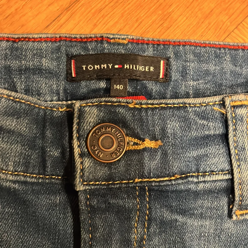 Säljer ett par snygga blå jeans från Tommy Hilfiger i storlek 140. Riktigt sköna med stretch material. Säljer dom på grund av att dom blivit för små. Farkut & Housut.