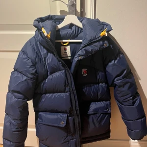 Fjällräven jacka  - Hejj, säljer nu denna fjällräven jacka. Den är i mycket bra skick och har inte några defekter. Jag säljer den då jag råkade köpa fel modell för mig. Jackan är som ny och har inte kommit till användning. Kvitto finns!  Hör gärna av er om ni har frågor!                                                                        MVH//