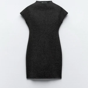 Glitter klänning - Säljer nu min tajta glitter klänning från Zara som användes endast en gång i vintras, väldigt bra skick❤️