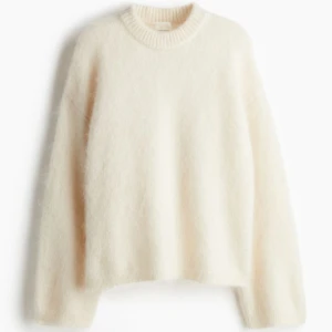 Vit mohair tröja - Supermysig stickad mohair träda från H&M! Helt slutsåld! Aldrig använt, men har tagit bort prislappen🥰 Nypris, 899kr!
