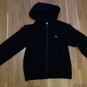 Svart hoodie från Lacoste - Är annonsen kvar så är tröjan kvar. Priset är fast. Kan skickas med plick köpskydd. Nypris 1.5