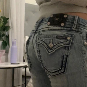 Boot cut missme jeans💕 - Säljer dessa snygga jeansen från missme pga att de är för korta för mig (jag är 176). De är i storlek 26 och i gott skick.💕