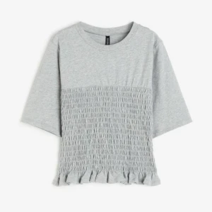 Smockad t-shirt H&M - Super fint skick, bara använd en gång. Skriv för egna bilder🩷 Helt slutsåld på deras hemsida