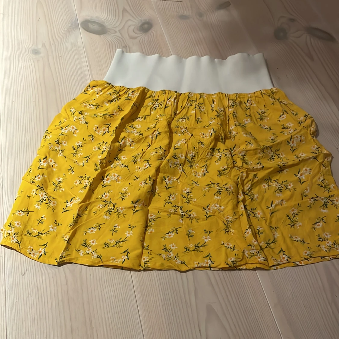 Gul blommig kjol