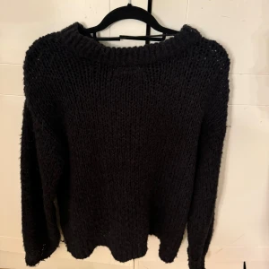 Grovstickad tröja - Säljer super fin mörk grå grovstickad tröja! Den är använd och är lite nopprig 💞