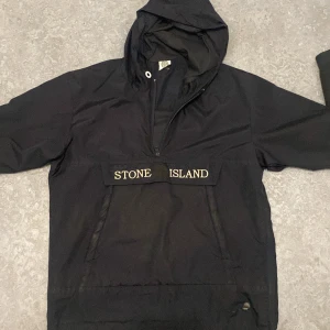 Stone island vindjacka, mörkblå, bra kvalite  - Storlek M, nyskick, passar bra. Jätte enkel och väldigt skön. Inte för tjock och inte för tunn perfekt vindjacka 