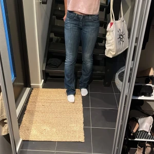 Acne jeans - Säljer ett par Acne jeans i bra skick. De har en mini bootcut passform och är perfekta för vardag. De är low waist och nypris är runt 3000-4000kr