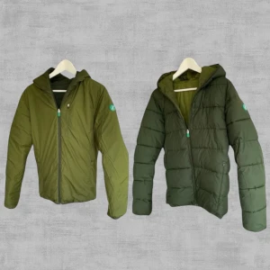  Save The Duck Vinterjacka S - En fin Save The duck Jacka i storlek S. Den är i färgen Pine Green. Jackan går att vända ut och in för att få 2 olika utseenden. Den håller värmen bra och har en dun fri isolering. Påse och tags från köp följer med.  Ställ gärna frågor! Mvh