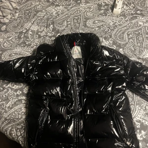Moncler maya jacka - Jag är 177 cm och den lite för kort på armarna för mig och därför tänkte jag sälja den den är i ny skick då jag aldrig gått ut med den ens strl s.            Kom jätte gärna och det är något ni undrar eller vill ha svar på