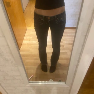 Mörkblå jeans - Säljer jättesnygga ltb jeans som är mörkblå och lågmidjade. Bra skick❤️kan tänka mig sänka pris vid snabbt köpt❤️