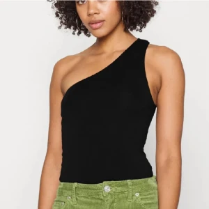 Oneshoulder top - One shoulder/off shoulder top. Oanvänd, endast testad, i bra skick.