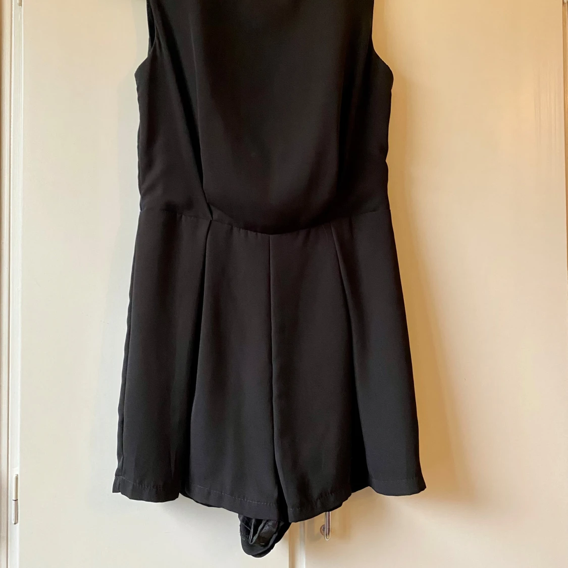 Svart ärmlös byxdress - 91