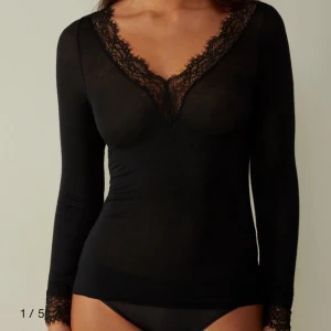 Intimissimi tröja med spets - Jättesnygg intimissimi tröja med spets, använd uppemot tio gånger och i jätte bra skick!!