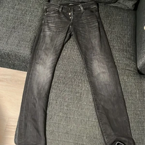 Jack and Jones jeans modell/glenn - Säljer då de är för stora för mig och skulle behöva en mindre storlek. Perfekta jeans inför vinter då det är en liten mörkare färg. Nypris 899kr. Skick 9/10 knappt använda. Skriv vid frågor elr funderingar. Kan gå ner i pris vid snabb affär.