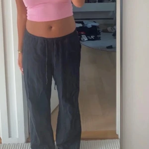 Svarta linnebyxor - Säljer ett par svarta linnebyxor . De har en bekväm passform med snörning i midjan. Passar till det mesta och är superbekväma!