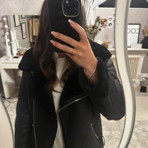 Jacka - Säljer min oanvända jacka från NA-KD i storlek 34, köpt för 800 kr! Pris kan diskuteras 🩷